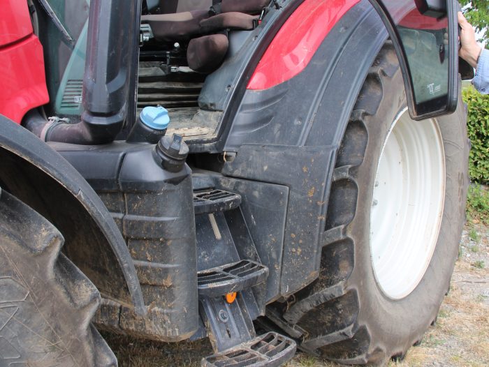 Le poste de conduite est accessible selon l'utilisateur du Valtra N154