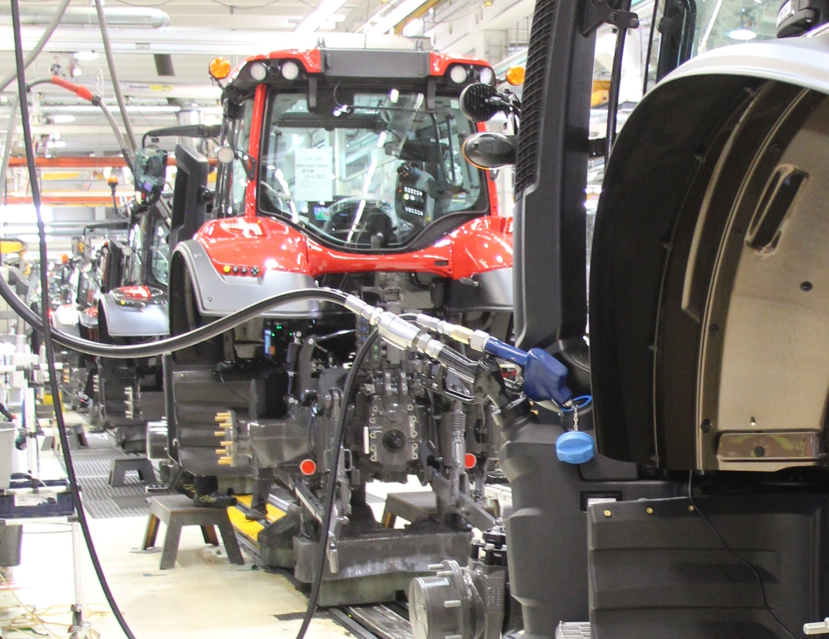 plein de carburant des tracteurs Valtra à l'usine