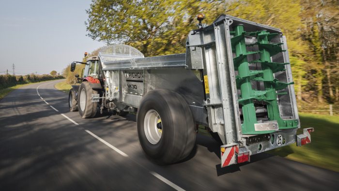 épandeur à fumier Pichon sur la route