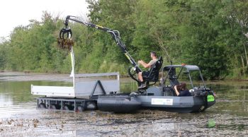 Une machine amphibie pour lutter contre la jussie