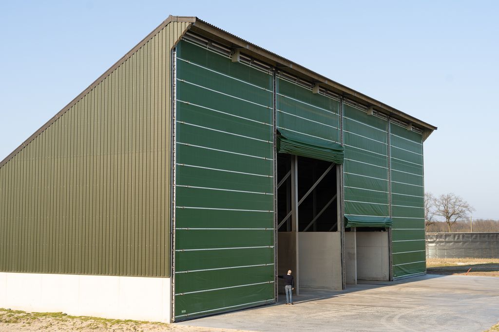 Porte de hangar importée par Agriest