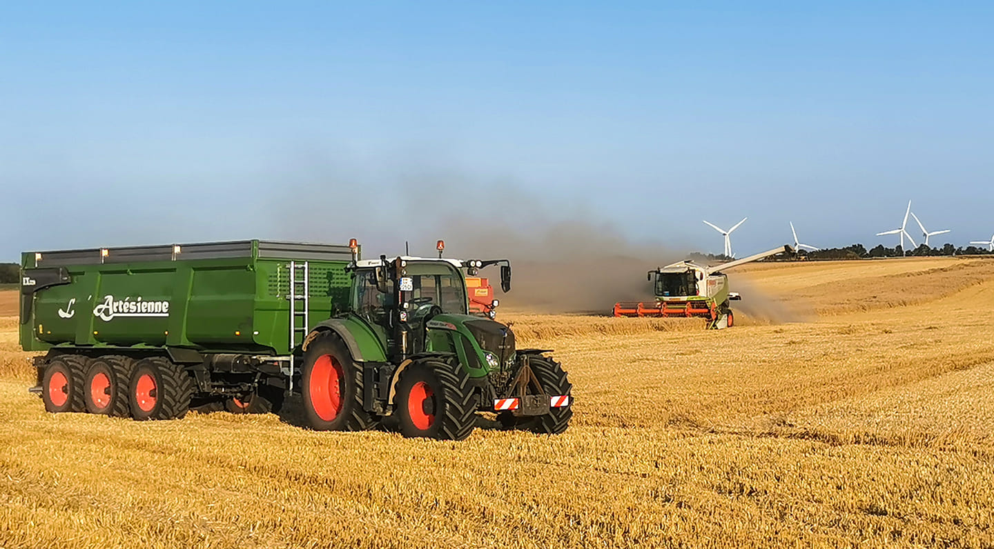 Par Valentin "Moisson des blés dans le Pas de Calais avec une Lexion 540C et une benne locale aux couleurs du tracteur. De très bons rendements avant d'être stoppés par la pluie"