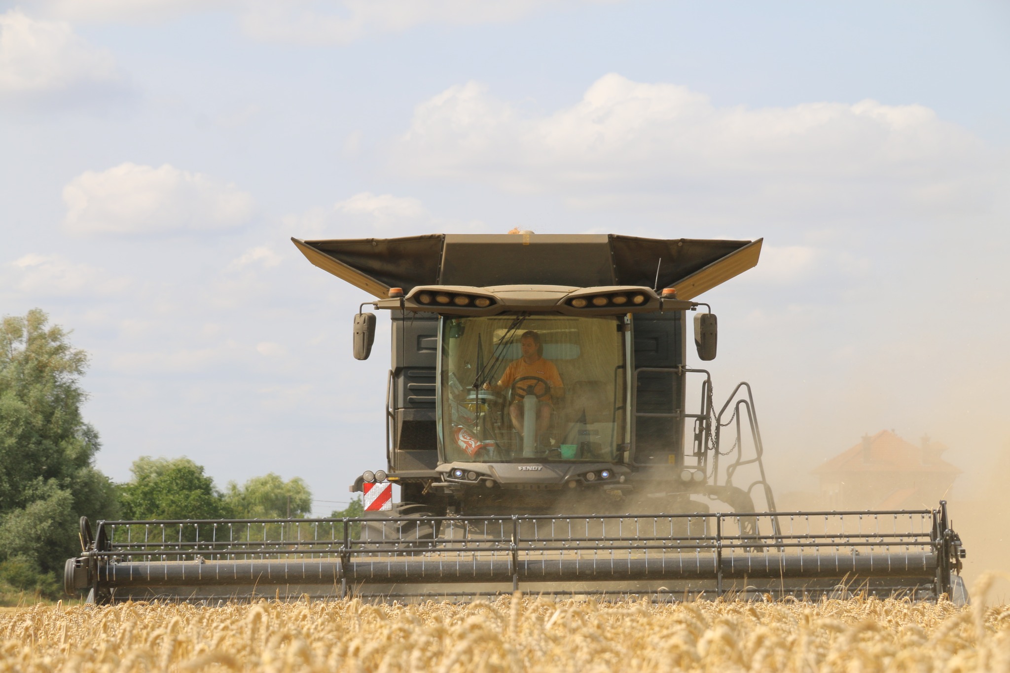 Par Olivine "50 ans après la première ensileuse automotrice, l'activité moisson est lancée, nous finissons la première champagne de cette jolie moissonneuse Fendt. Elle marquera les 60 ans d'existence de la Cuma de la Vallée de l'Orne."