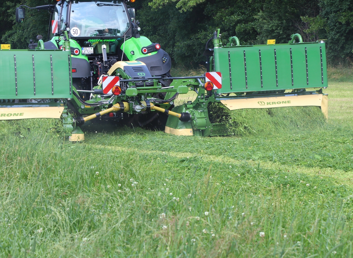 combiné de fauche Krone avec tapis groupeur d'andains