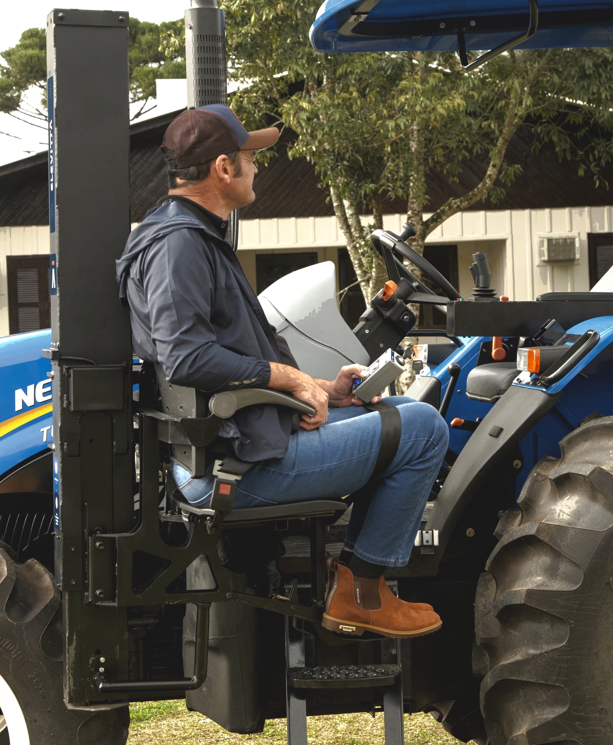 personne handicapée et tracteur New Holland adapté