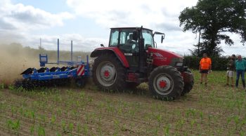 En Aveyron, démonstration de houe rotative à force d’appui variable