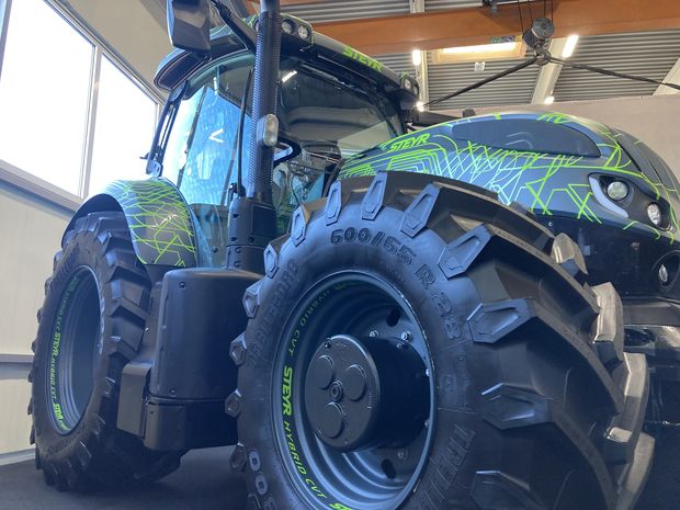 Steyr teste un prototype de tracteur hybride.