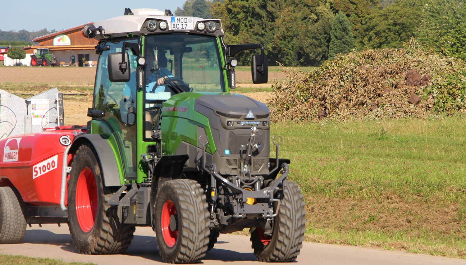 Tracteur-Pelleteuse Électrique Enfant 3-8 Ans – Bras Multiarticulé, Lumière & Musique, Barrière 360°, Roues Amortissantes, Voiture Électrique Tout-Terrain