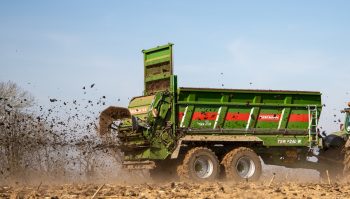 L’épandeur pilote le tracteur pour régler la dose