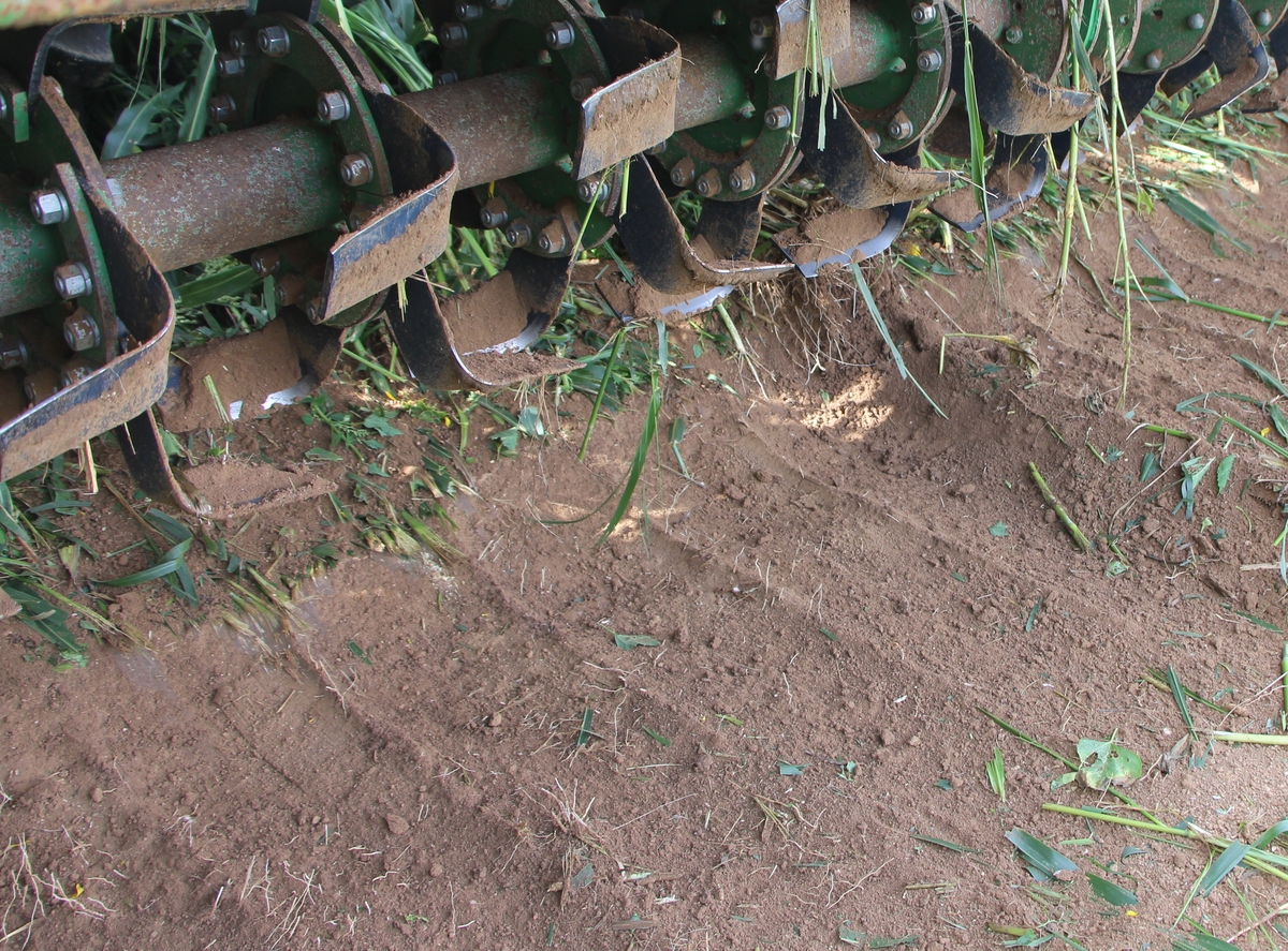 travail d'une fraise rotative - destruction couvert