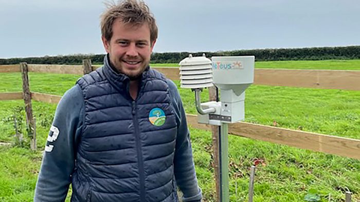 Amaury Bollart utilise la station météo Meteus