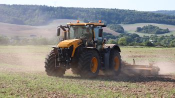 Essai JCB Fastrac 4220 Icon : aussi bon dans les champs que sur route ?