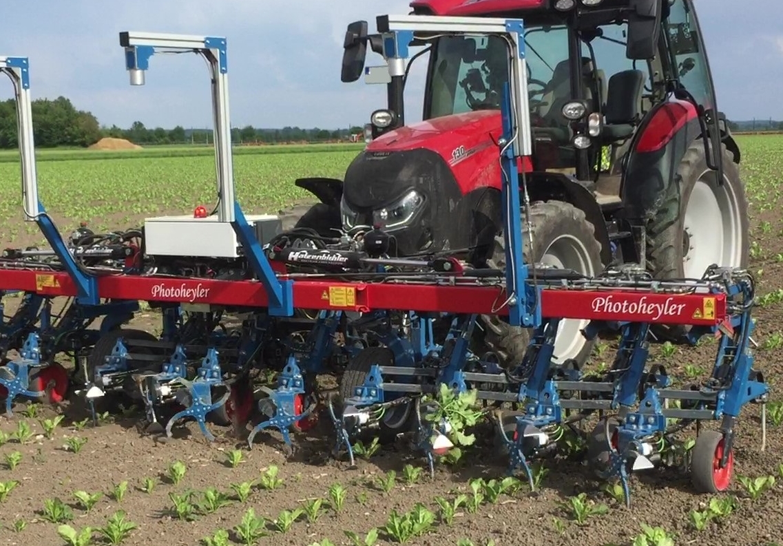 bineuse Photoheyler au travail - désherbage mécanique Agritechnica 2023