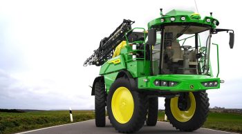 John Deere 300M : deux pulvérisateurs automoteurs à cabine avant