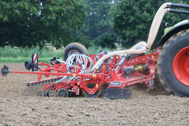 combiné de semis Kverneland dans des largeurs de 4 à 6 m.