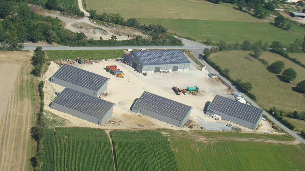 Le hangar solaire, qui abrite les récoltes, permet aussi de produire de l'énergie.