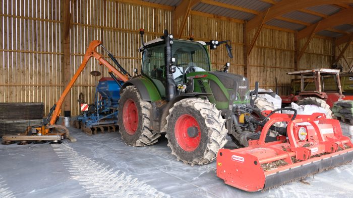 Le tracteur de la cuma se dédié à l'entretien des haies et des prairies une bonne partie de l'année