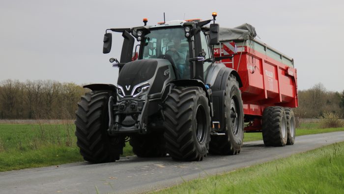 Valtra Q305 ou John Deere 6R 250