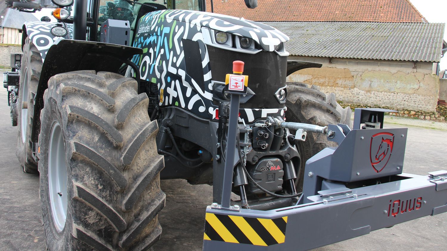 La sécurité autour du tracteur autonome s'assure avec plusieurs dispositifs dont les boutons d'arrêt d'urgence