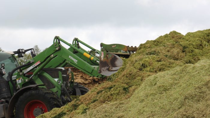 Tracteur Fendt avec chargeur sur un chantier de confection de silo