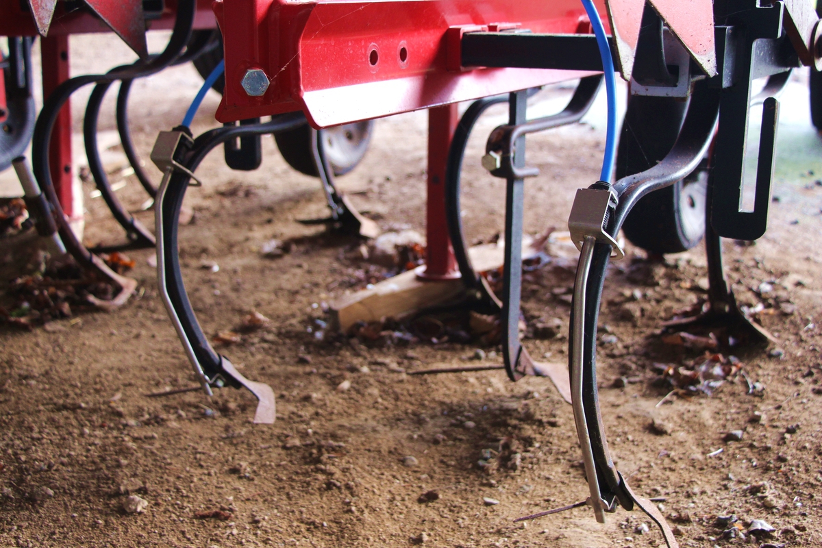 cuve frontale steketee avec une bineuse pour fertilisation