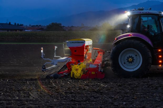 plus de visibilité lors des travaux de nuit avec le kit d'éclairage du semoir