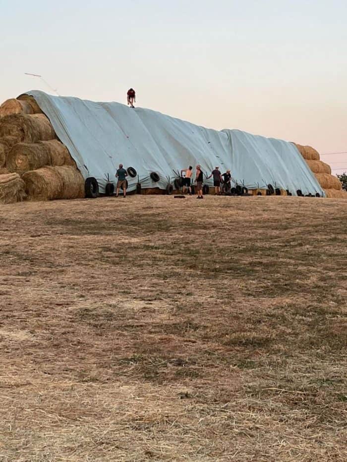 La solidarité, c'est aidé son voisin quand il ne peut rentrer son foin, comme ici à la cuma de la Madeleine en Haute-Loire.