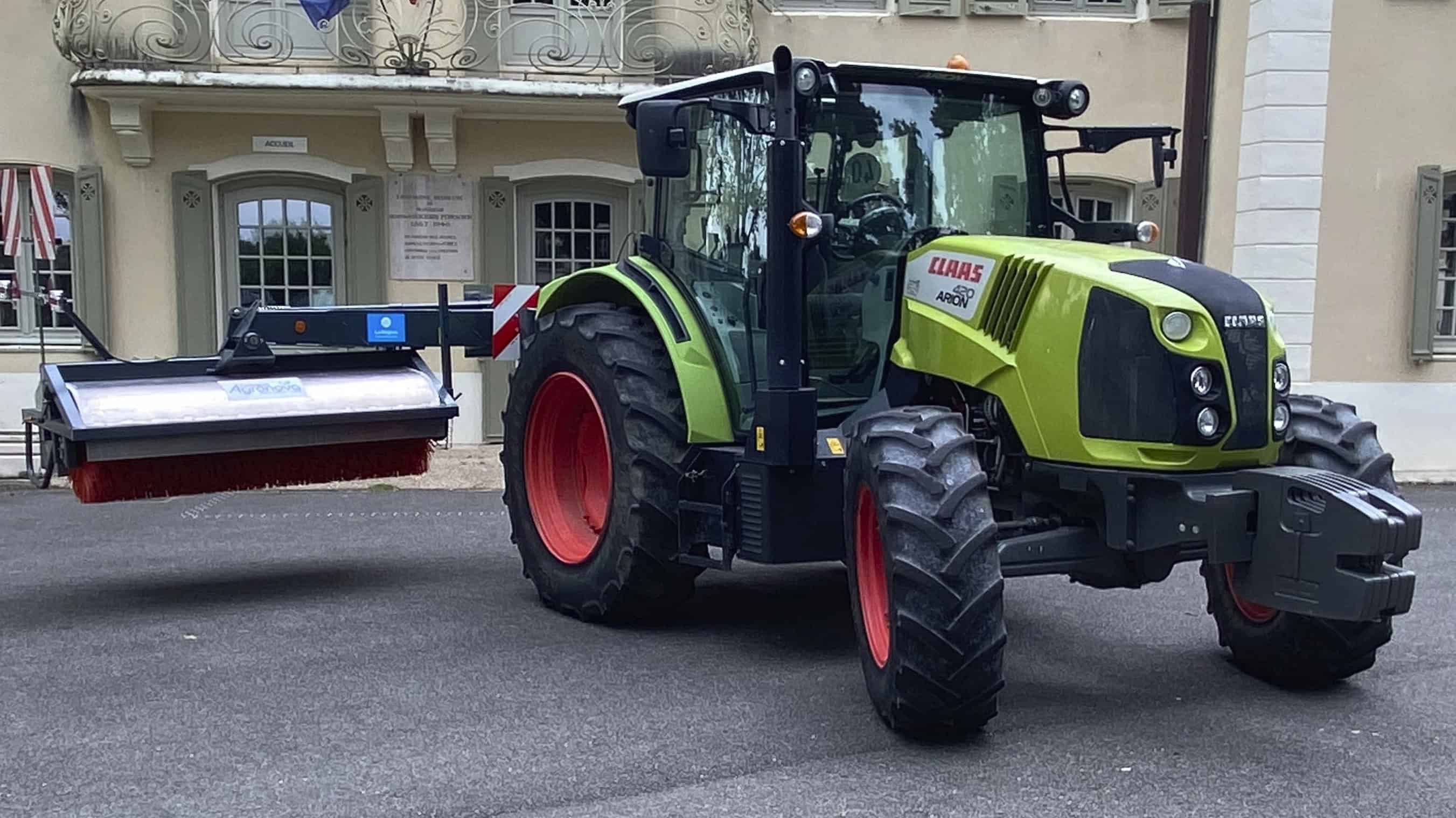 Brosseuse à graines construite par des élèves du Campus Agronova de Précieux sur la base d'un châssis de faucheuse.
