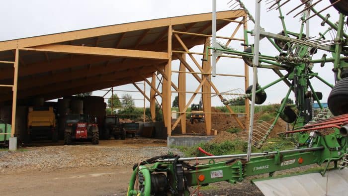 Chantier de construction en exploitation avec du photovoltaïque en toiture