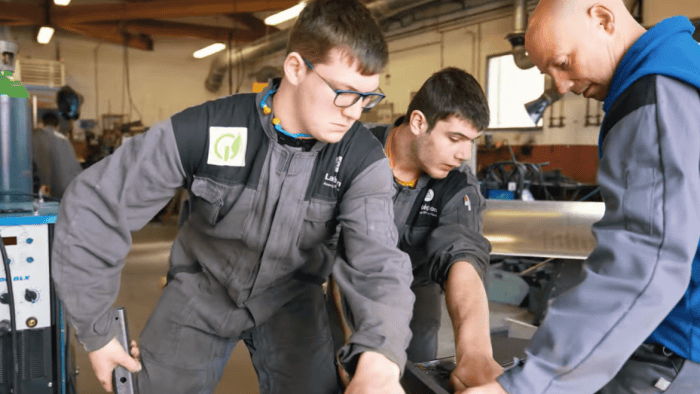 Les étudiants du lycee Agronova lors de la conception de la brosseuse.