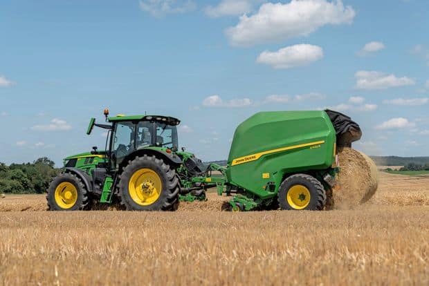Un dispositif de suivi d'andain permet la réalisation de balles régulières pour la nouvelle génération de presses John Deere