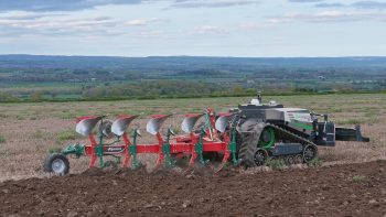 Un record du monde de labour autonome pour AgXeed et Kverneland