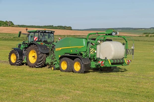 Les combinés presses enrubanneuses John Deere disposent d'un système de pesée en option.