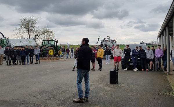 Important de sensibiliser les futurs agriculteurs à la baisse des émissions d'ammoniac lors de l'épandage de lisiers.