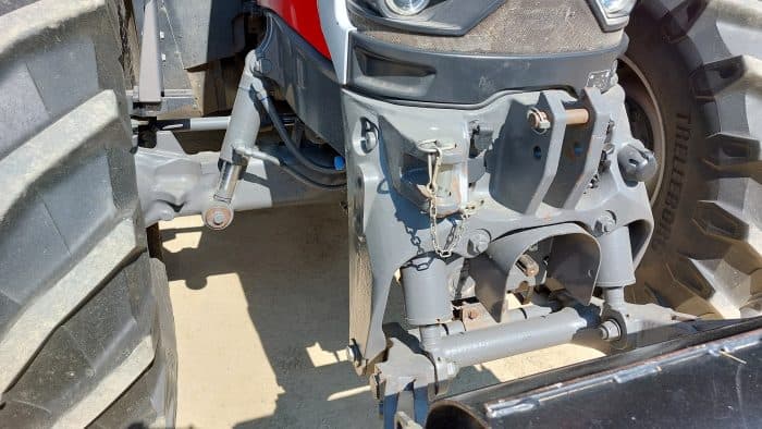 Tracteur Massey Ferguson 7S 180 de la cuma l'Yffiniacaise dans les Côtes d'Armor en juin 2025