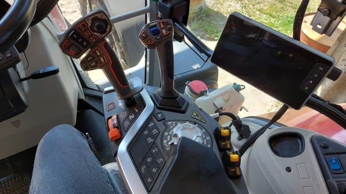 Tracteur Massey Ferguson 7S 180 de la cuma l'Yffiniacaise dans les Côtes d'Armor en juin 2025
