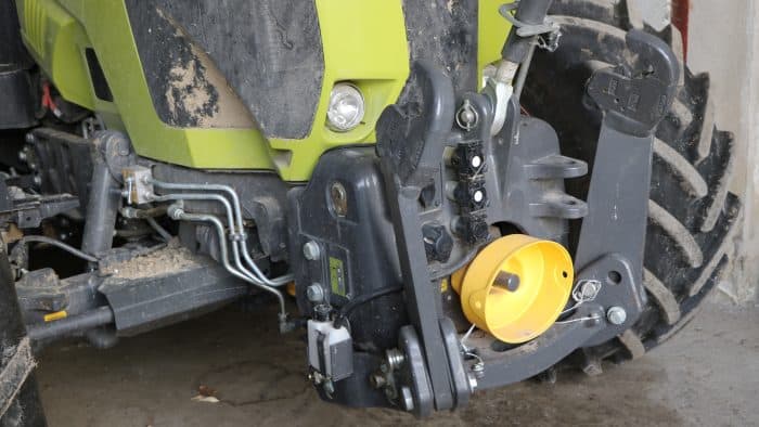 Claas Arion relevage avant