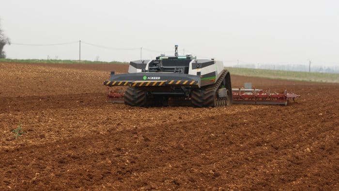 robot AgXeed au travail du sol