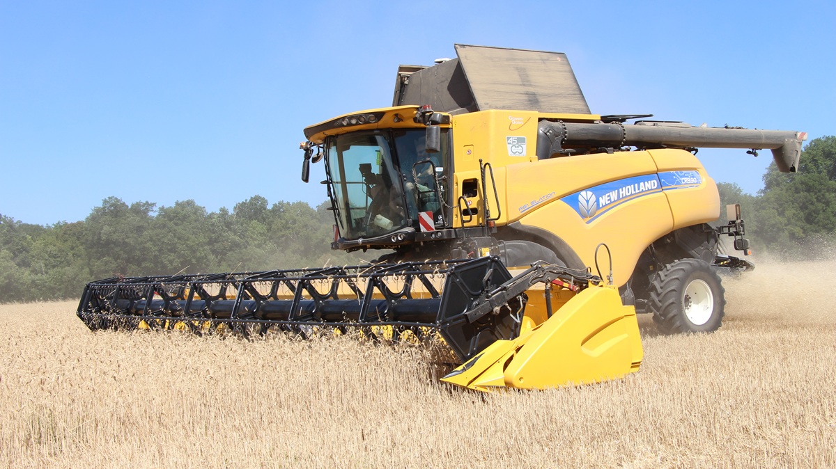 moissonneuse New Holland CR 8.90 au blé - débit de chantier moisson