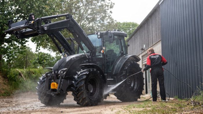 nettoyage du tracteur agricole