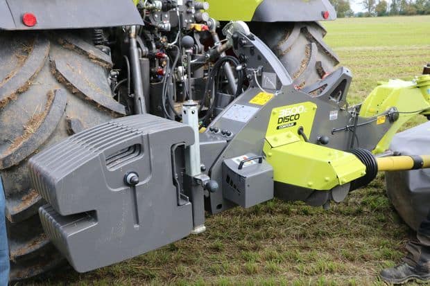 Un contrepoids sur les faucheuses Claas pour plus de sécurité