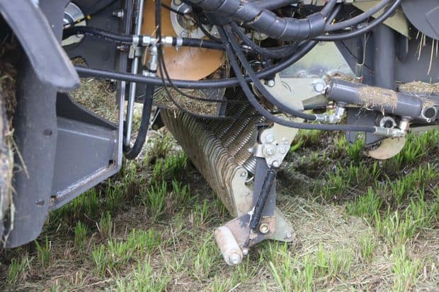 La presse Claas Rollant dispose d'un système de coupe à 17 ou 25 couteaux.