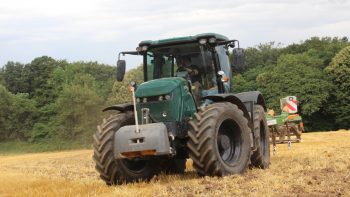 Le tracteur électrique avance
