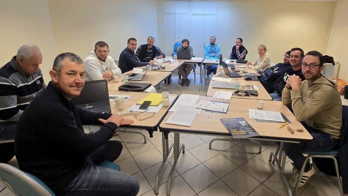 Alain Laurec, animateur FCB et un groupe en formation