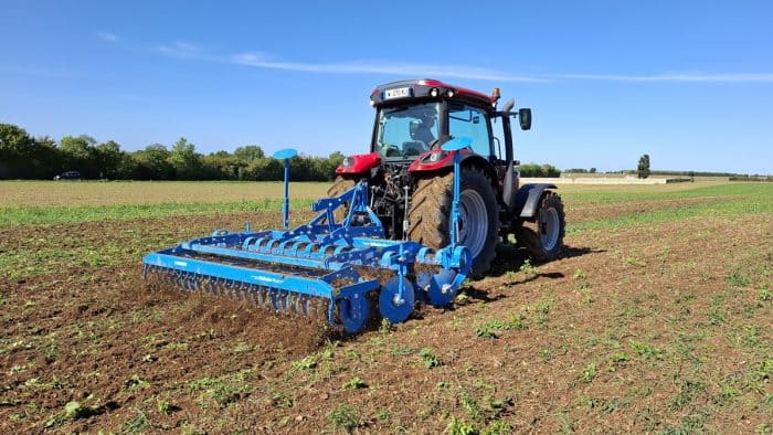 déchaumeur à disques indépendants Lemken Heliodor tracteur Mc Cormick en action