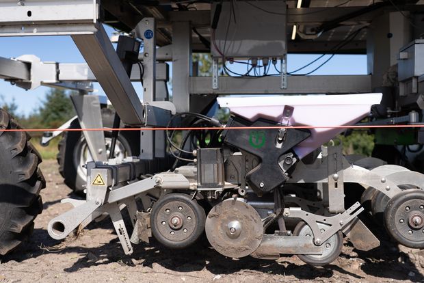 le nouvel élément semeur du robot Farmdroïd apporte plus de polyvalence avec la possibilité de semer aussi de grosses graines. 