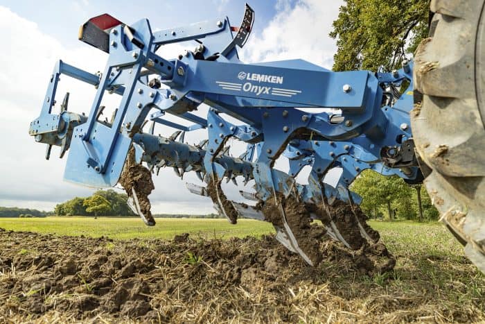 Lemken complète sa gamme d'outils de travail du sol avec le décompacteur Onyx.