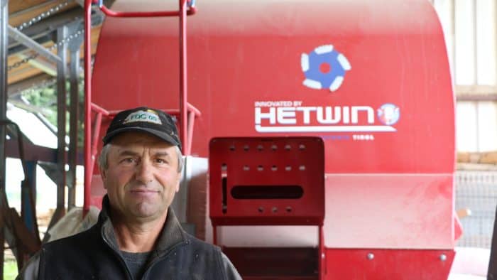 Mécanisation de la distribution de l'alimentation pour le troupeau ovin de Serge Masse.