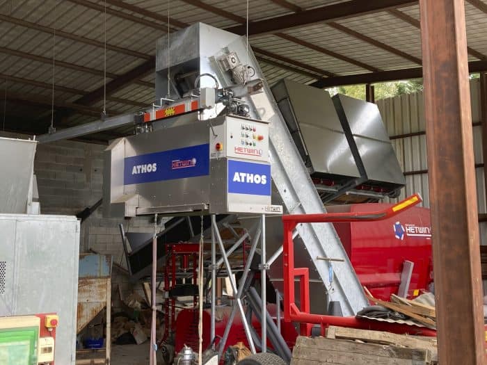 Une distribution de l'alimentation via un wagon installé sur des rails aériens.