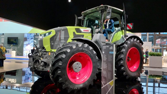 Les Claas Axion 9 sont revus de la cabine au pont arrière